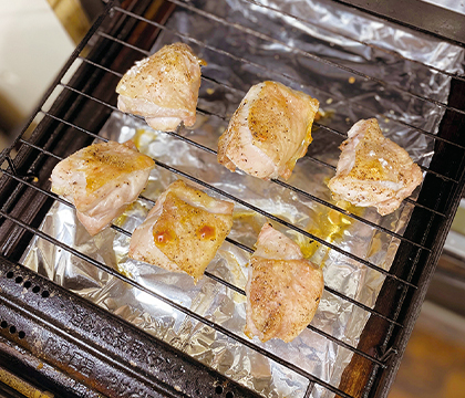 1.鶏もも肉は一口大に切り、塩・胡椒をふる。グリル又はフライパンで肉の表面に焦げ目をつける。