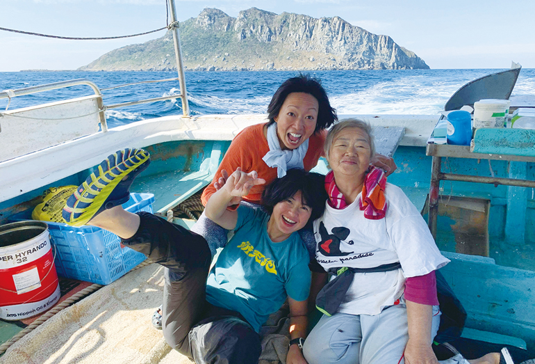 女人禁制の沖ノ島では海女たちは船の上で1〜3日過ごしながら漁をする