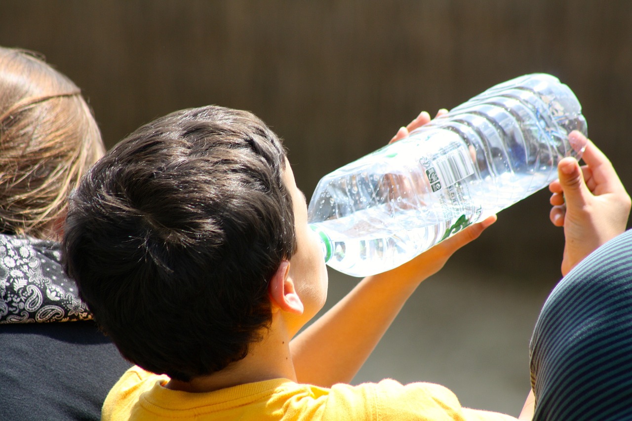 【SHINE+】子供に水分補給させるべきタイミングとは？飲ませるコツについて解説