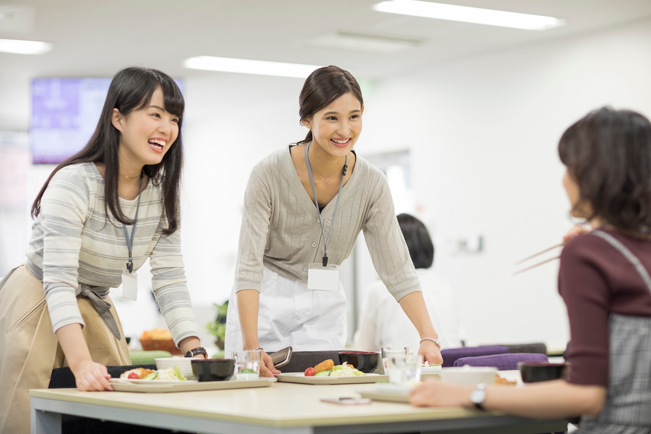 【SHINE+】福利厚生で社員食堂を導入するメリットとデメリット・方法を解説！