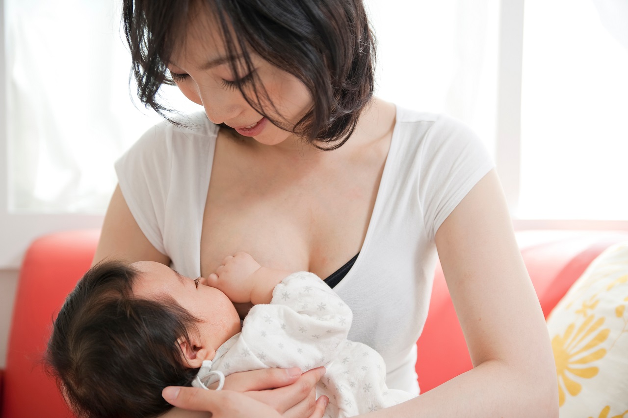 【SHINE+】赤ちゃんの正しい授乳姿勢5つ！よくない姿勢や授乳のコツも解説