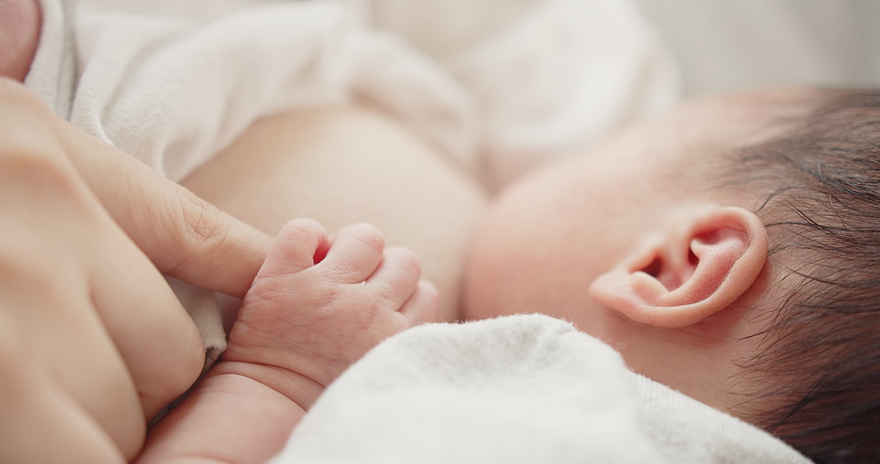 【SHINE+】月齢別の赤ちゃんの授乳間隔と授乳量を解説！授乳のサインやポイント