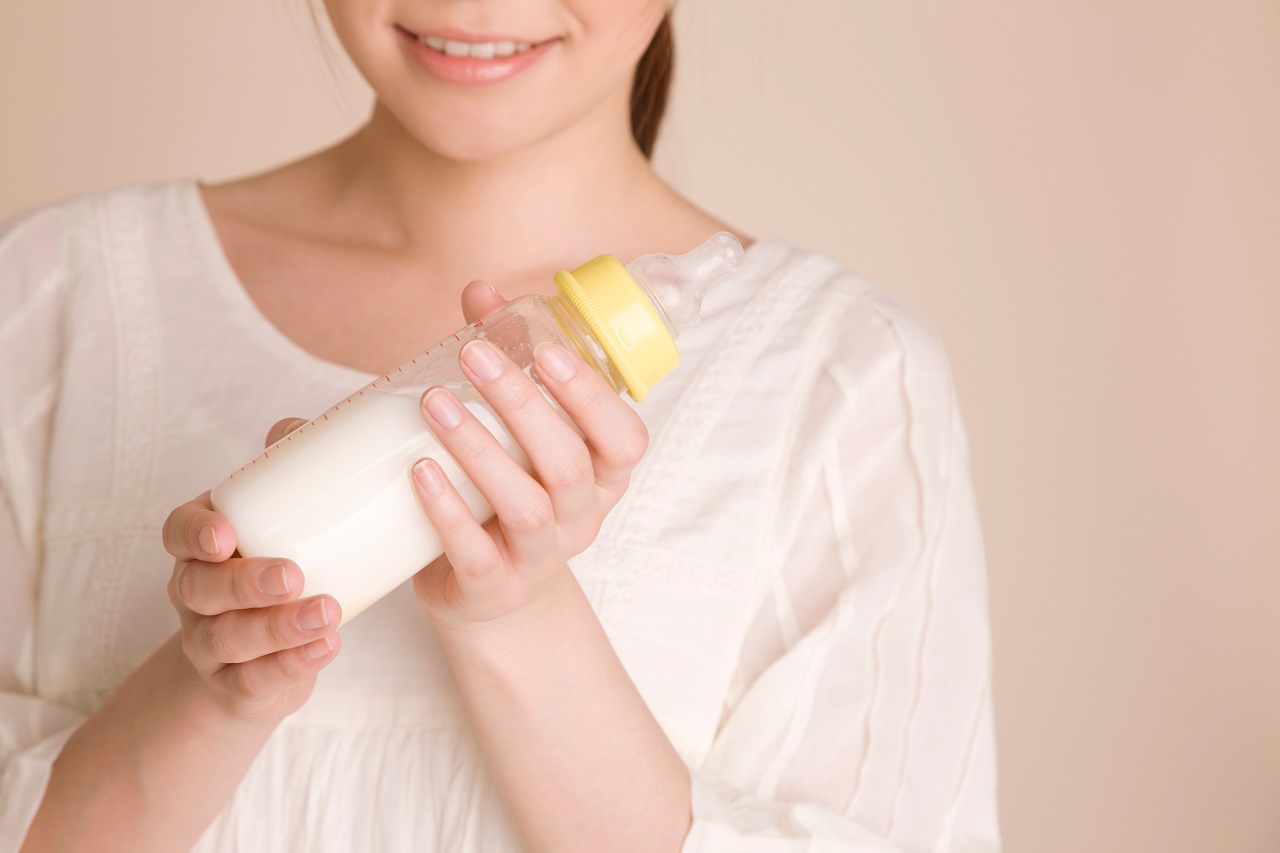 【SHINE+】赤ちゃんのミルクは作り置き可能？保存方法と注意点・リスクを解説
