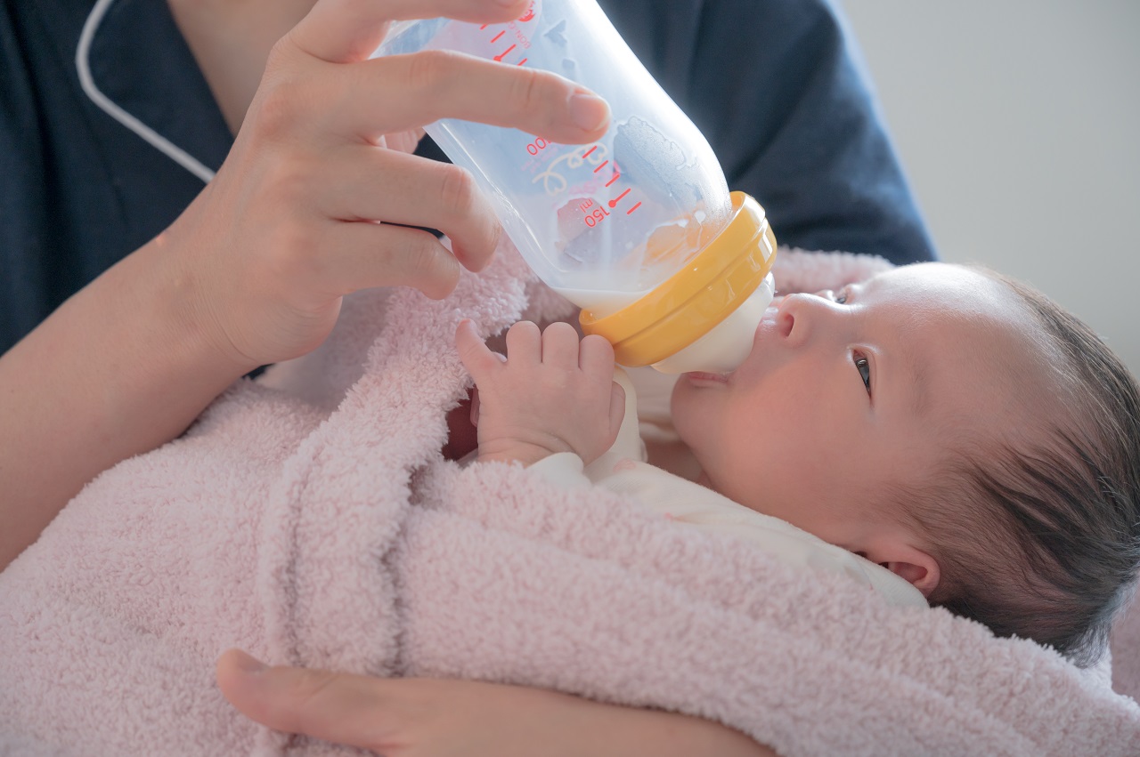 新生児がミルクを飲みすぎる原因は？飲み過ぎのサインや対処法を解説