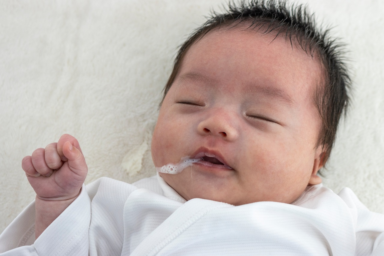 赤ちゃんが吐き戻しをする原因は？対処の流れや予防法を解説