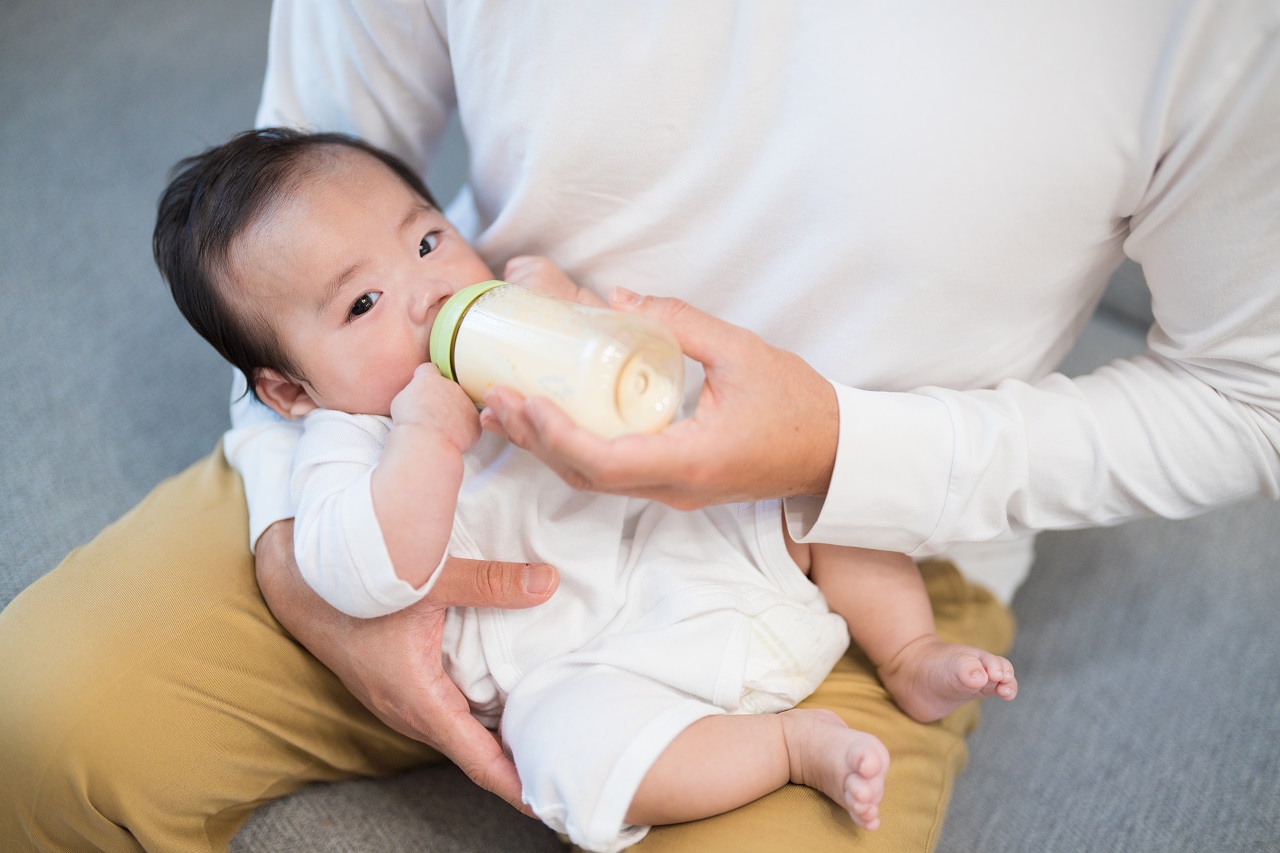 【SHINE+】新生児のミルクが3時間もたない理由と対処法｜授乳頻度の目安も