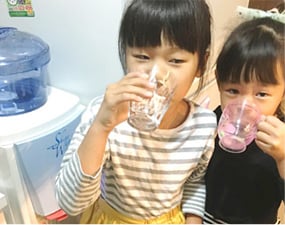 水道水が苦手だった子どもたちが、自分で水を飲むように